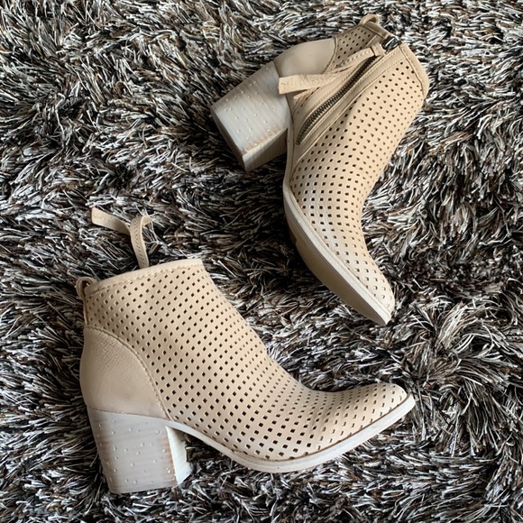Dolce Vita Kenyon stacked heel bootie